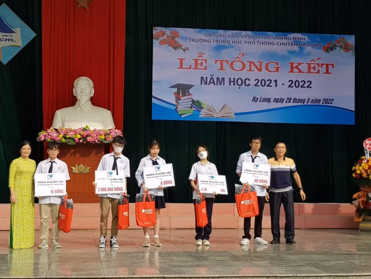 Đại diện Nhóm Nguồn Cội - Cựu học sinh Trường THPT Chuyên Hạ Long trao thưởng cho các học sinh vượt khó vươn lên trong học tập.