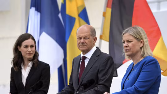 Từ trái qua, Thủ tướng Phần Lan Sanna Marin, Thủ tướng Đức Olaf Scholz và Thủ tướng Thụy Điển Magdalena Andersson trong cuộc họp báo chung gần Berlin, Đức, ngày 3/5. Ảnh: AP