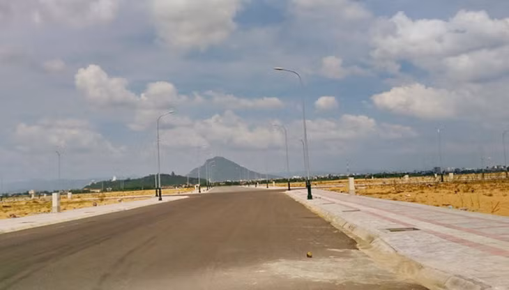 Một góc đô thị Nam Tuy Hòa - nơi có 262 lô đất nhà ở liền kề được bán đấu giá sỉ và giảm giá bất thường. Ảnh: Hữu Toàn.