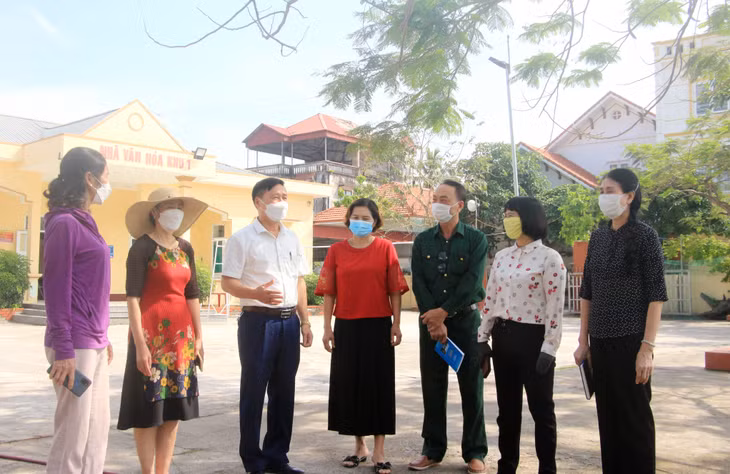 Cán bộ, đảng viên khu phố 1 (thị trấn Cái Rồng), trao đổi về công tác chuẩn bị bầu cử trưởng khu phố, nhiệm kỳ 2022-2025. Ảnh: Mạnh Trường