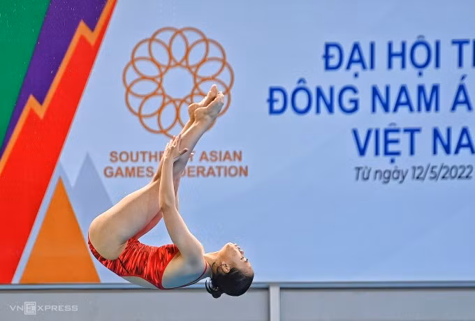 Phương Mai trong lượt nhảy thứ năm phần thi đơn nữ cầu mềm 1m chiều 8/6. Ảnh: Giang Huy