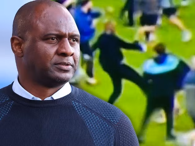 Vieira "tẩn" cổ động viên của Everton.