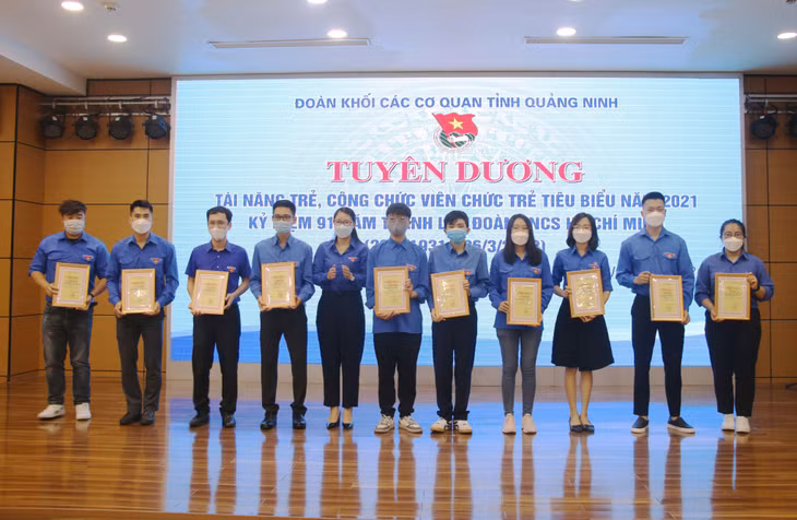 Đoàn Khối tổ chức tuyên dương Tài năng trẻ, cán bộ công chức trẻ tiêu biểu năm 2021.