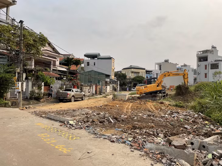 Đoạn đấu nối vào dự án Khu đô thị Bãi Muối thuộc lô B7 luôn trong tình trạng ngổn ngang, nhếch nhác, trở thành nơi đổ trộm vật liệu xây dựng.