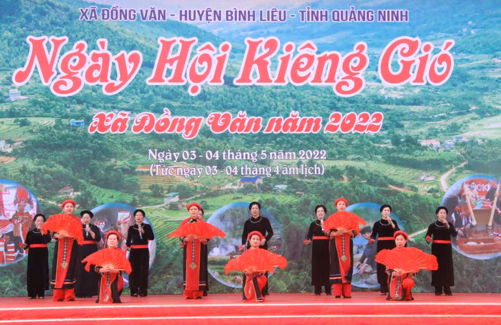 CLB Hát then - đàn tính xã Đồng Văn biểu diễn, giao lưu văn nghệ (5-2022). Ảnh: Nguyễn Dung
