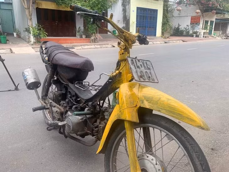 Một phương tiện xe mô tô "quá đát" bị lực lượng CSGT Công an huyện Tiên Yên thu giữ.