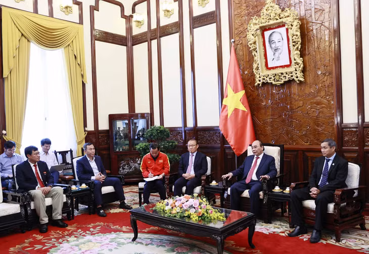 Chủ tịch nước Nguyễn Xuân Phúc: Tiếp tục quan tâm, đầu tư phát triển bóng đá nước nhà ảnh 2