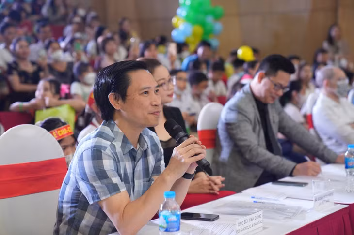Ban giám khảo nhận xét phần dự thi của các đội.