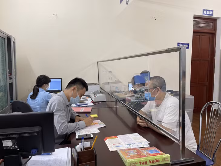 Cán bộ Trung tâm Hành chính công TP Uông Bí hướng dẫn người dân lập tài khoản sử dụng dịch vụ công trực tuyến.