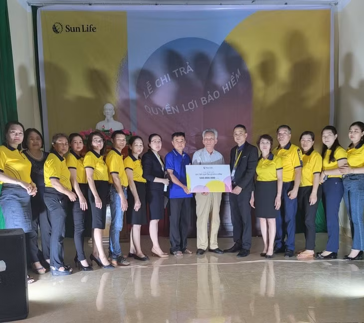 Đại diện Sun Life Việt Nam chi trả quyền lợi bảo hiểm cho khách hàng tại Quảng Ninh.