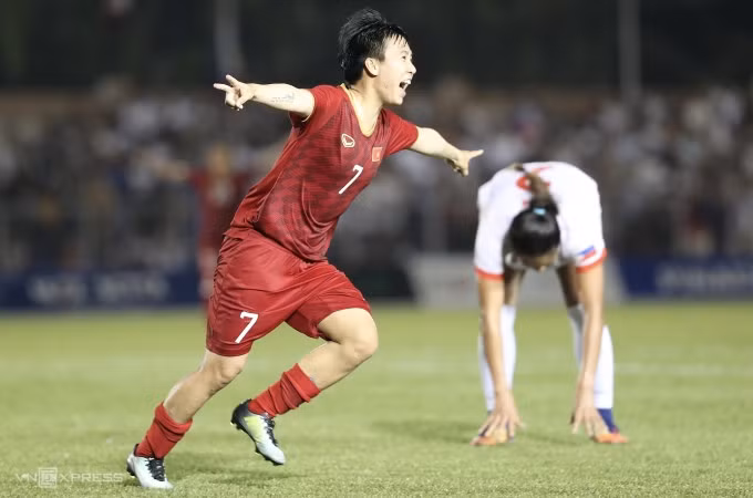 Tuyết Dung mừng bàn ấn định tỷ số 2-0 trước Philippines ở bán kết SEA Games 30. Ảnh: Đức Đồng