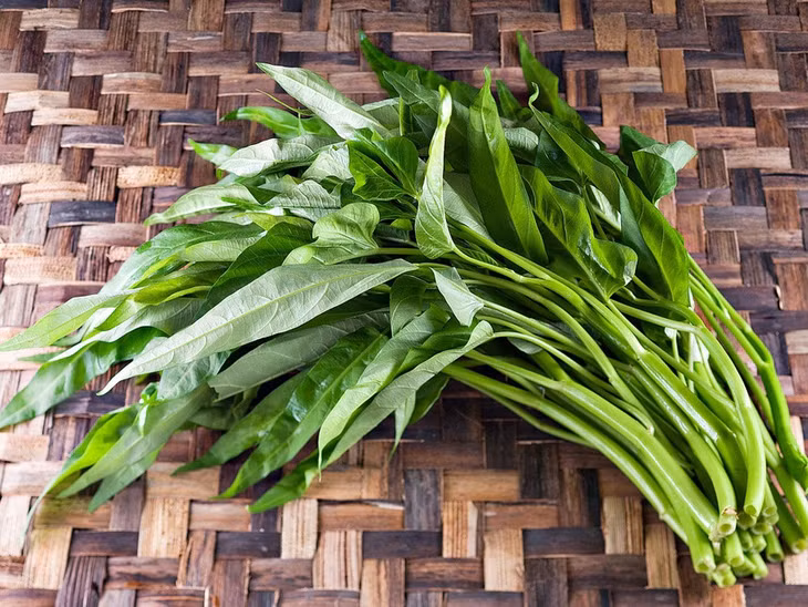 Việc ăn sống các loại rau trồng dưới nước như rau muống là nguyên nhân gây bệnh sán lá gan. Ảnh minh họa: thespruceeats.