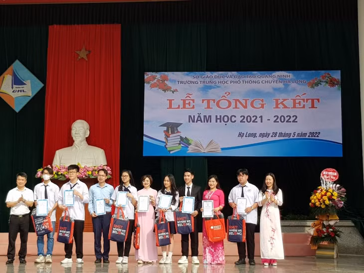 Khen thưởng cho các giáo viên bồi dưỡng học sinh đạt giải tại các cuộc thi Khoa học Kỹ thuật