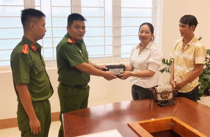 Công an TP Gia Nghĩa trao trả tài sản mất trộm cho vợ chồng ông Trần Duy Phương.