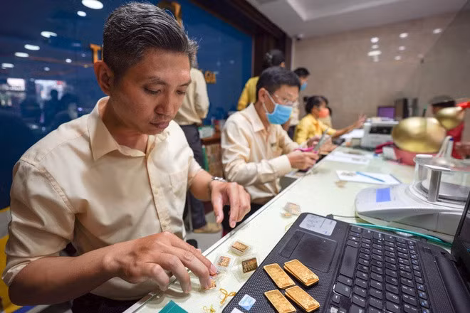 Giá vàng miếng trong nước đã giảm mất mốc 70 triệu đồng/lượng trong hơn 2 tuần. Ảnh: Chí Hùng.