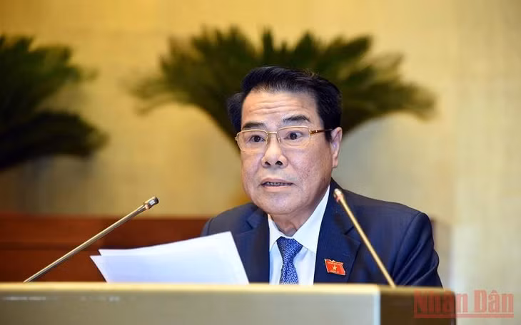 Ủy viên Ủy ban Thường vụ Quốc hội, Trưởng Ban Dân nguyện thuộc Ủy ban Thường vụ Quốc hội Dương Thanh Bình trình bày Báo cáo kết quả giám sát việc giải quyết kiến nghị của cử tri gửi đến kỳ họp thứ 2, Quốc hội khóa XV. (Ảnh: ĐĂNG KHOA)