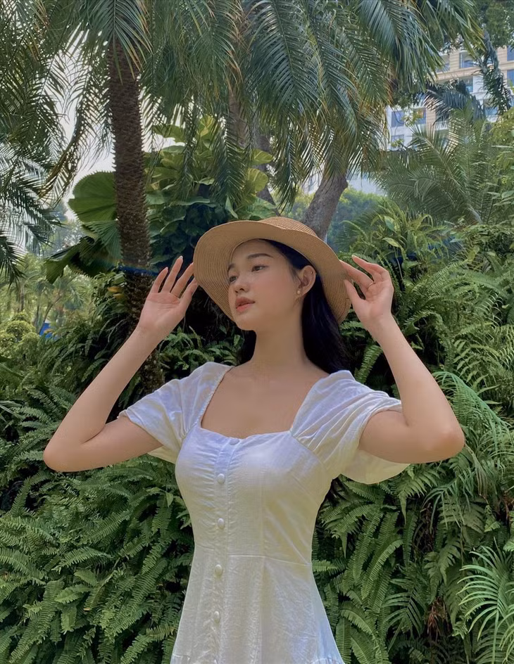 Đời thường, người đẹp sinh năm 2001 theo đuổi phong cách nhẹ nhàng nhưng vẫn gợi cảm, quyến rũ. Ảnh: NVCC.