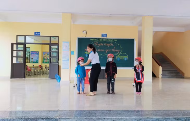 Trường Tiểu học Phong Dụ (huyện Tiên Yên) tổ chức buổi ngoại khóa tuyên truyền về ATGT cho học sinh.