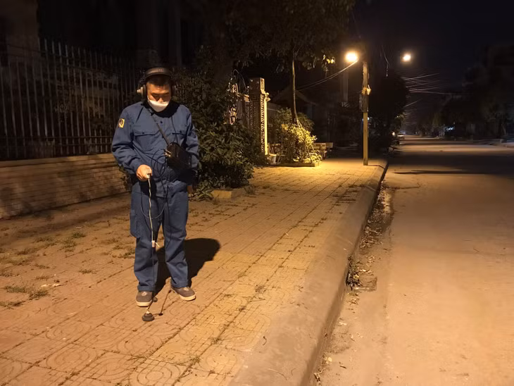 Công nhân Xí nghiệp nước Hòn Gai tổ chức nghe rò rỉ ban đêm để xác định chính xác vị trí của các điểm nghi ngờ rò rỉ.