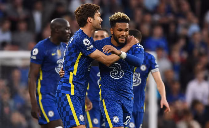 Alonso cảm ơn Reece James vì pha kiến tạo để anh ghi bàn. Ảnh: EPA