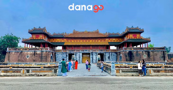 Đại Nội trầm mặc trong tour Huế 1 ngày. Ảnh: DANAGO
