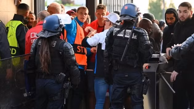 Bạo loạn xảy ra ngoài sân vận động Stade de France.