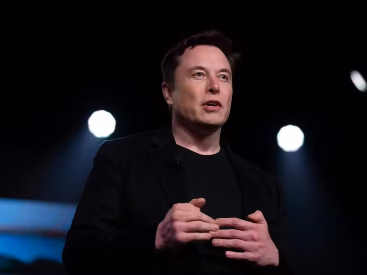 Nhiều nhà đầu tư tỏ ra lo ngại khi mọi động thái của Elon Musk đều ảnh hưởng lên giá cổ phiếu của Tesla. Ảnh: AP.