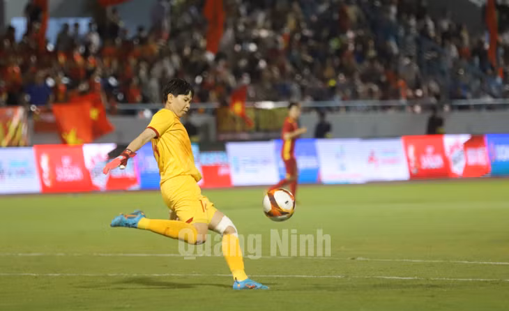 Kim Thanh vẫn chứng minh được vì sao mình được chọn là "người gác đền" số 1 của ĐT Việt Nam. Trừ tình huống để lọt lưới sau một pha đánh đầu "cầu âu" khiến bóng bay với quỹ đạo khó chịu vượt ngoài tầm với, Kim Thanh không phạm phải bất cứ sai lầm nào khiến đội nhà phải nhận thêm bàn thua.