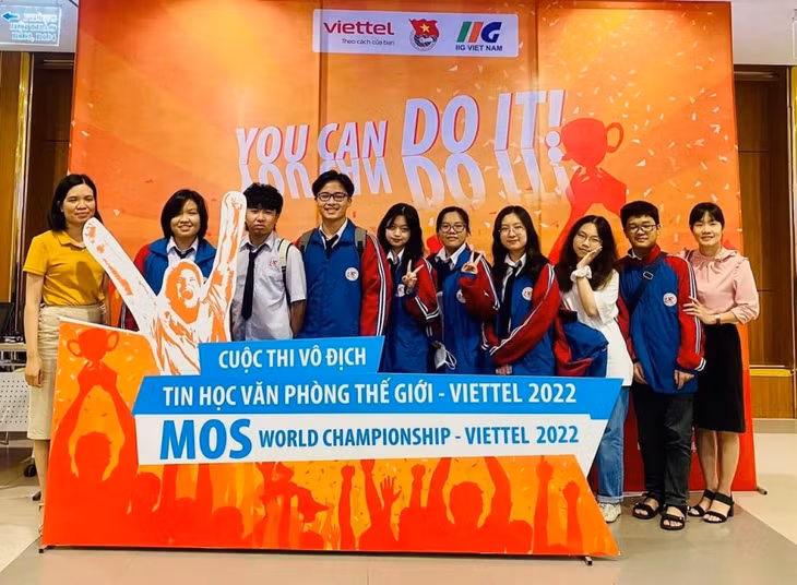 7/8 học sinh Trường THPT Chuyên Hạ Long tham gia vòng loại quốc gia Cuộc thi Vô địch Tin học văn phòng thế giới - Viettel 2022 đã đạt được chứng chỉ MOS quốc tế. Ảnh: Trường THPT Chuyên Hạ Long cung cấp.