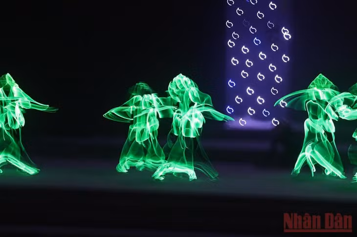 Màn trình diễn của nhóm LED DANCE 218 (Ảnh: KHIẾU MINH)