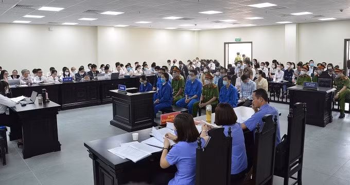Phiên toà có 53 luật sư tham gia bào chữa. Ảnh: Danh Lam