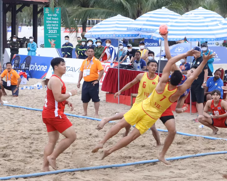 Tuy nhiên, đội tuyển bóng ném bãi biển nam Thái Lan đã lấy lại được thế trận và giành chiến thắng với tỷ số 20-16.
