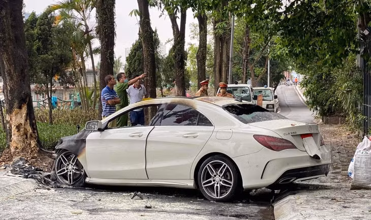 Xe Mercedes đâm vào gốc cây rồi bốc cháy ven hồ Tây ảnh 2