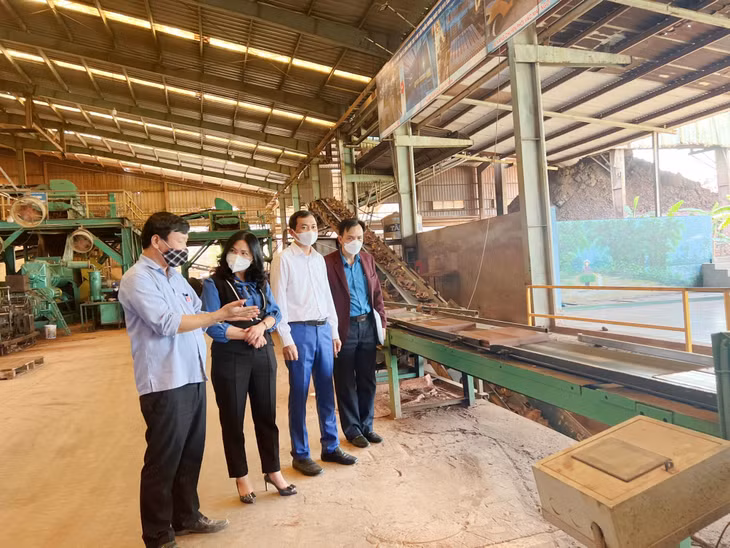 Chủ tịch Công đoàn Công ty CP Gạch ngói Đất Việt Nguyễn Văn Lai (ngoài cùng, bên trái) chia sẻ với cán bộ LĐLĐ tỉnh và TX Đông Triều về sáng kiến “Thu hồi trực tiếp pavia sản phẩm các loại sản phẩm trang trí vào cấp liệu trung gian bỏ qua công đoạn gia công qua máy miết” tại đơn vị.