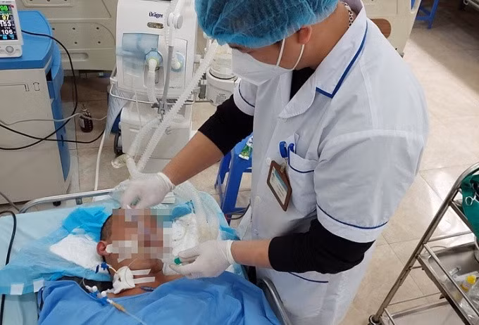 Bác sĩ điều trị cho bệnh nhân. Ảnh: Bệnh viện cung cấp