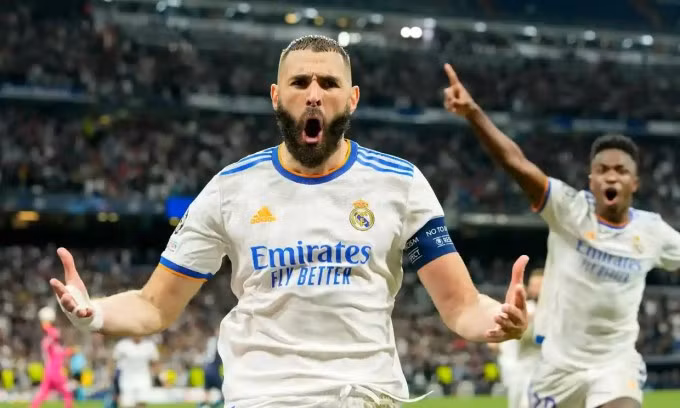 Benzema mừng bàn ấn định chiến thắng 3-1 cho Real trên chấm phạt đền ở hiệp phụ thứ nhất. Ảnh: DeFodi.