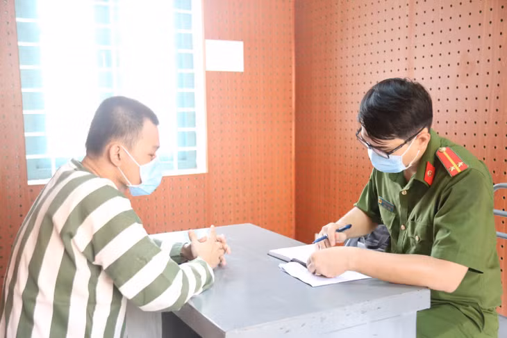 Điều tra viên lấy lời khai một đối tượng trong băng tội phạm.