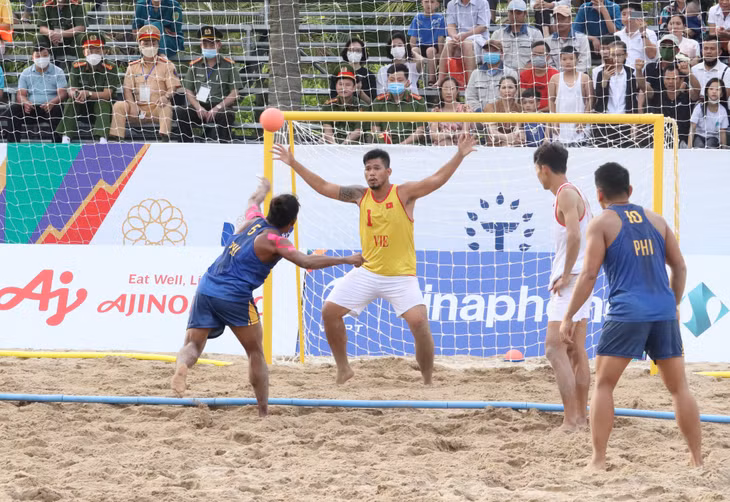 Cản phá thành công pha ném bóng penalty của các cầu thủ Philippines bảo vệ thành công tỷ số.
