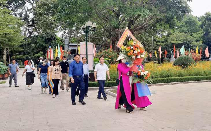 Đoàn công tác Sở Du lịch Quảng Ninh dâng hoa tại Khu di tích lịch sử Quốc gia đặc biệt Kim Liên.