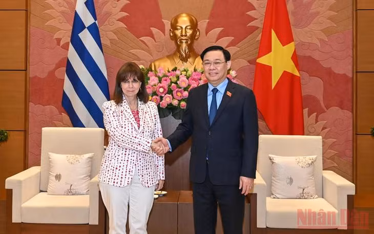Chủ tịch Quốc hội Vương Đình Huệ nhiệt liệt chào đón Tổng thống Hy Lạp sang thăm Việt Nam. (Ảnh: DUY LINH)