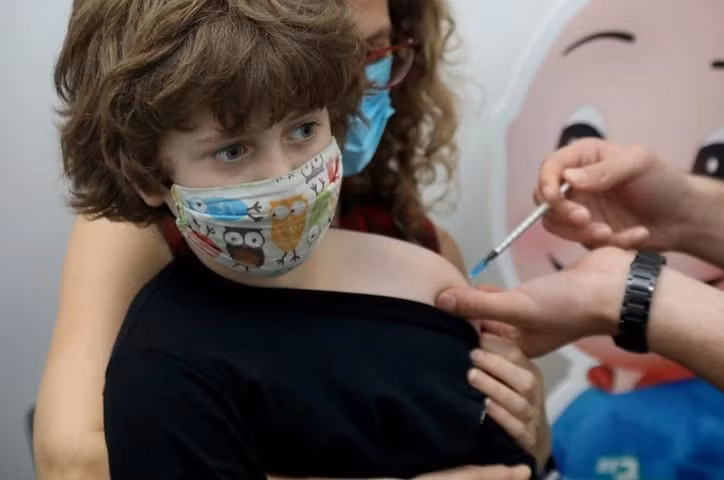 Một đứa trẻ được tiêm vaccine Covid-19 ở Tel Aviv, Israel, ngày 25/11/2021. Ảnh: Tân Hoa xã.