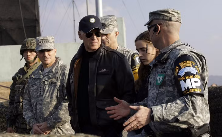 Ông Joe Biden đến thăm Khu phi quân sự Triều Tiên năm 2013, khi còn là Phó Tổng thống Mỹ. Ảnh: AP