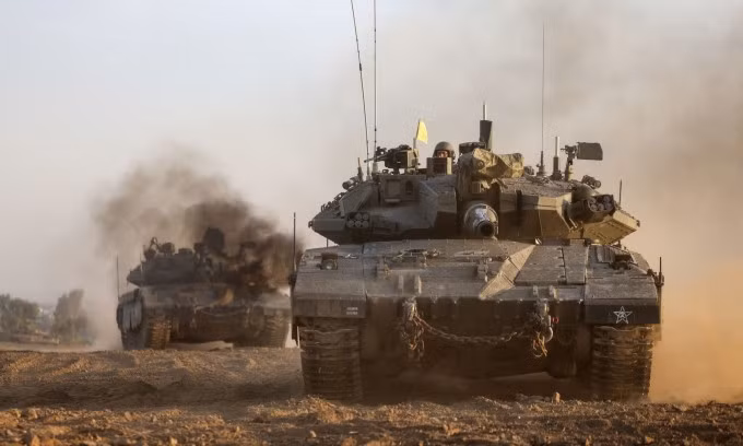 Xe tăng của quân đội Israel gần biên giới với Dải Gaza hôm 3/12. Ảnh: AFP