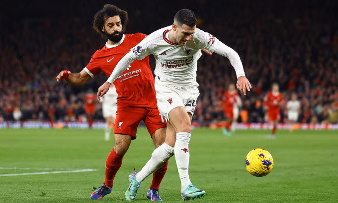 Mohamed Salah tranh bóng với Diogo Dalot trong trận Liverpool hòa Man Utd 0-0 tối 17/12. Ảnh: Reuters