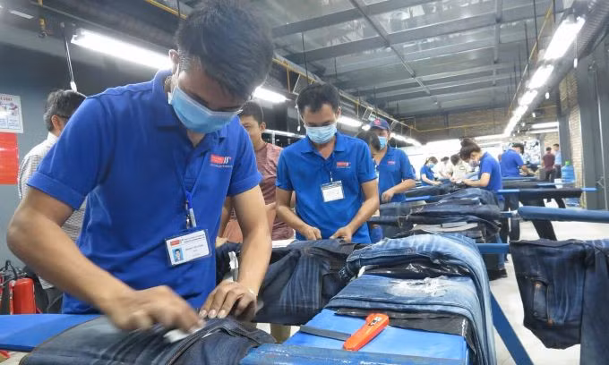 Công nhân PPJ làm việc tại nhà máy ở TP HCM trong giờ sản xuất. Ảnh: An Phương