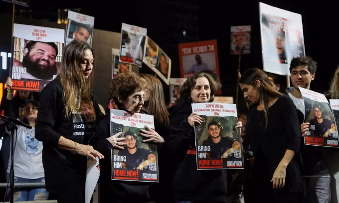 Hai con tin đã được phóng thích Yelena Trupanov và Irena Tati (giữa) tham gia biểu tình ở Tel Aviv kêu gọi trả tự do cho các con tin vẫn ở Dải Gaza hôm 2/12. Ảnh: Reuters