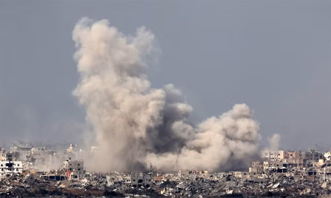 Khói bốc lên sau khi quân đội Israel tập kích khu vực miền bắc Dải Gaza ngày 8/12. Ảnh: AFP