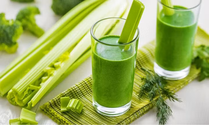 Nước ép cần tây chứa thành phần có khả năng tác động lên mỡ thừa, giúp tiêu hao mỡ bụng hiệu quả.