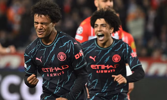Tiền vệ Oscar Bobb vui mừng sau khi ghi bàn cho Man City trước Sao Đỏ Belgrade. Ảnh: AFP