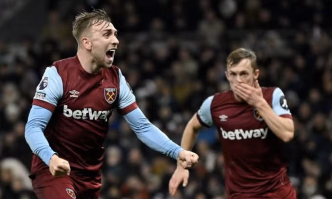 Ward-Prowse (phải) mừng bàn ấn định thắng lợi 2-1 cho West Ham. Ảnh: Reuters